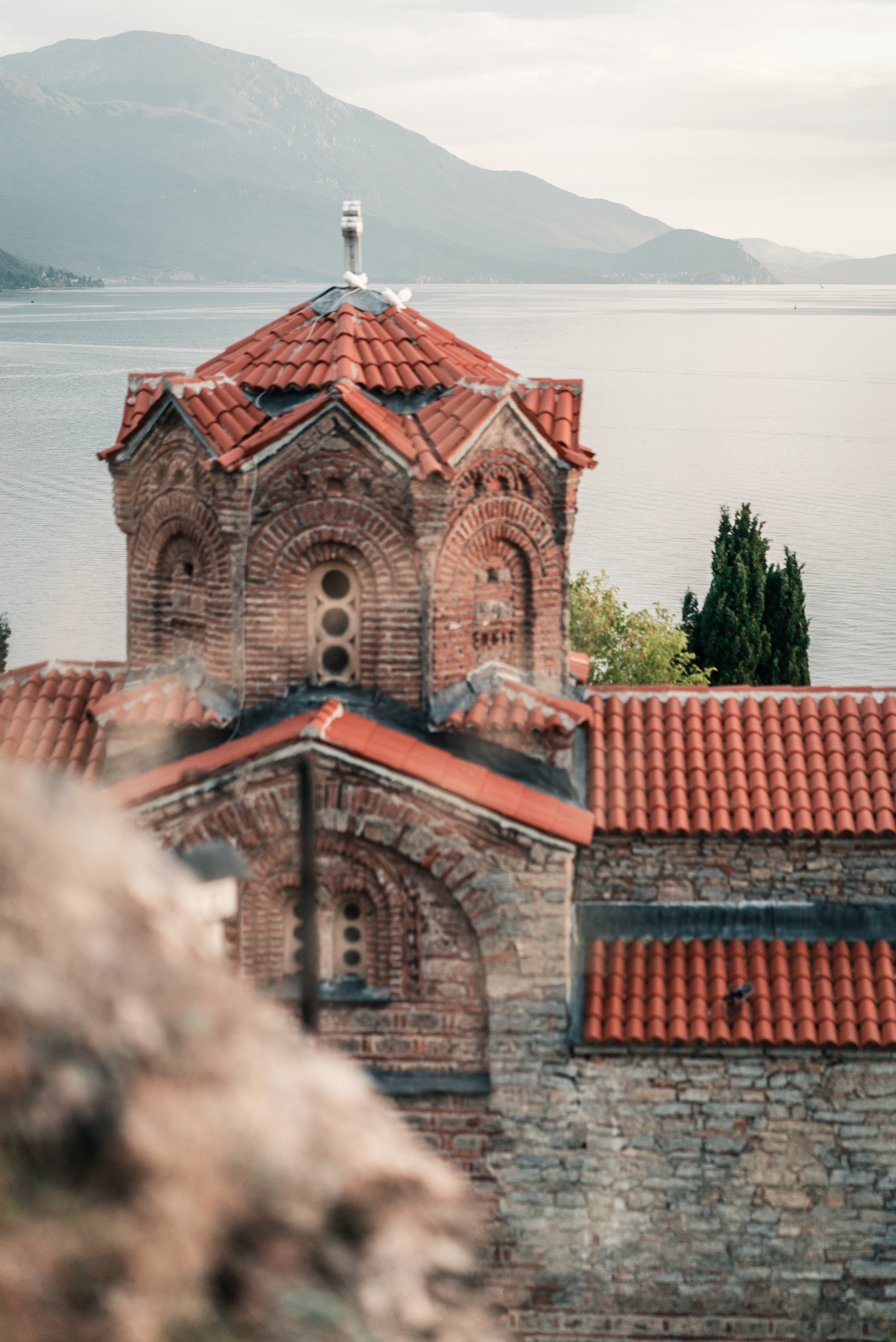 Blick auf die Kirche Sveti Jovan Kaneo am Ohridsee, Nordmazedonien