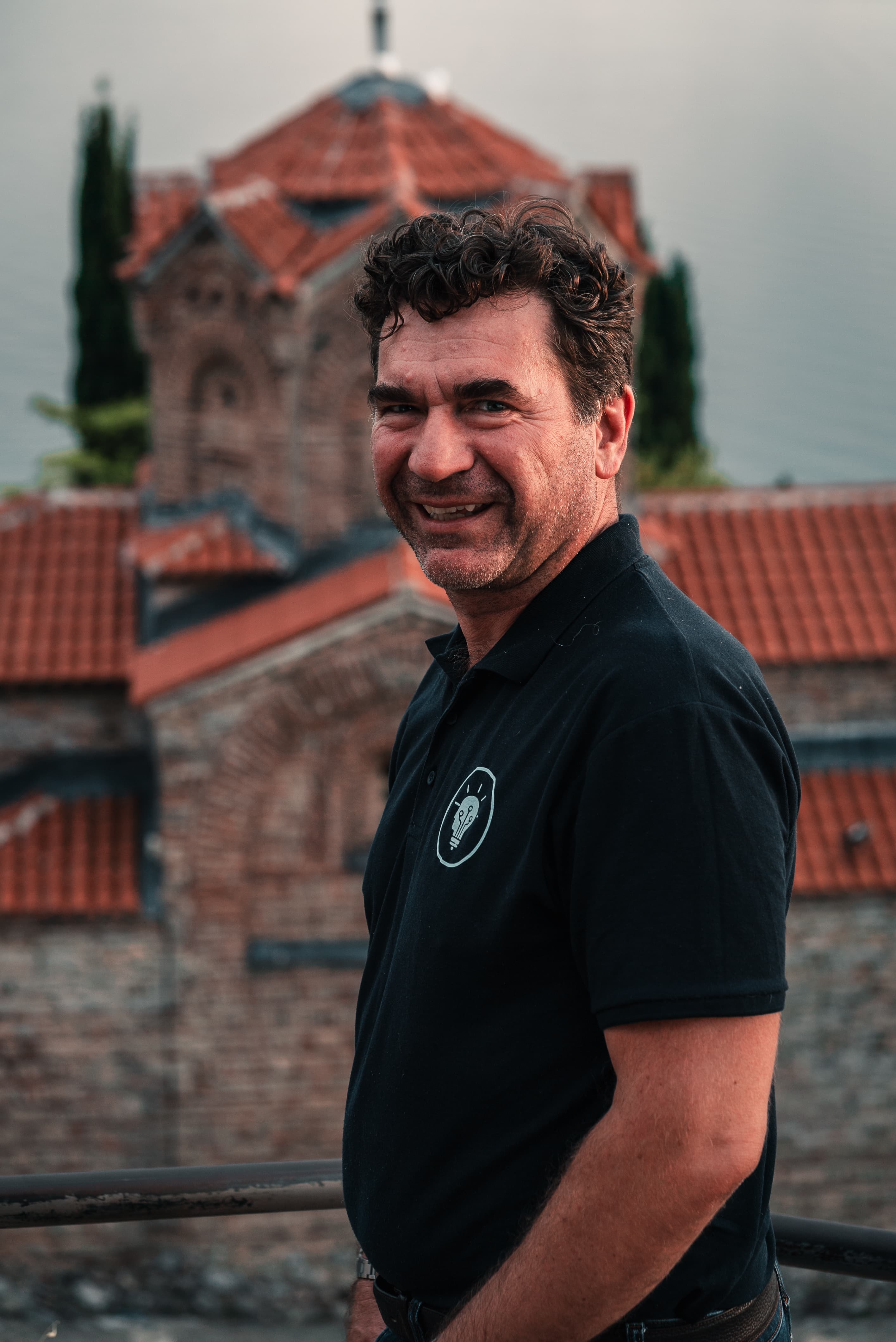 Wolfe Dienser, Gründer von NoviCogi, vor der Kirche Sveti Jovan in Ohrid